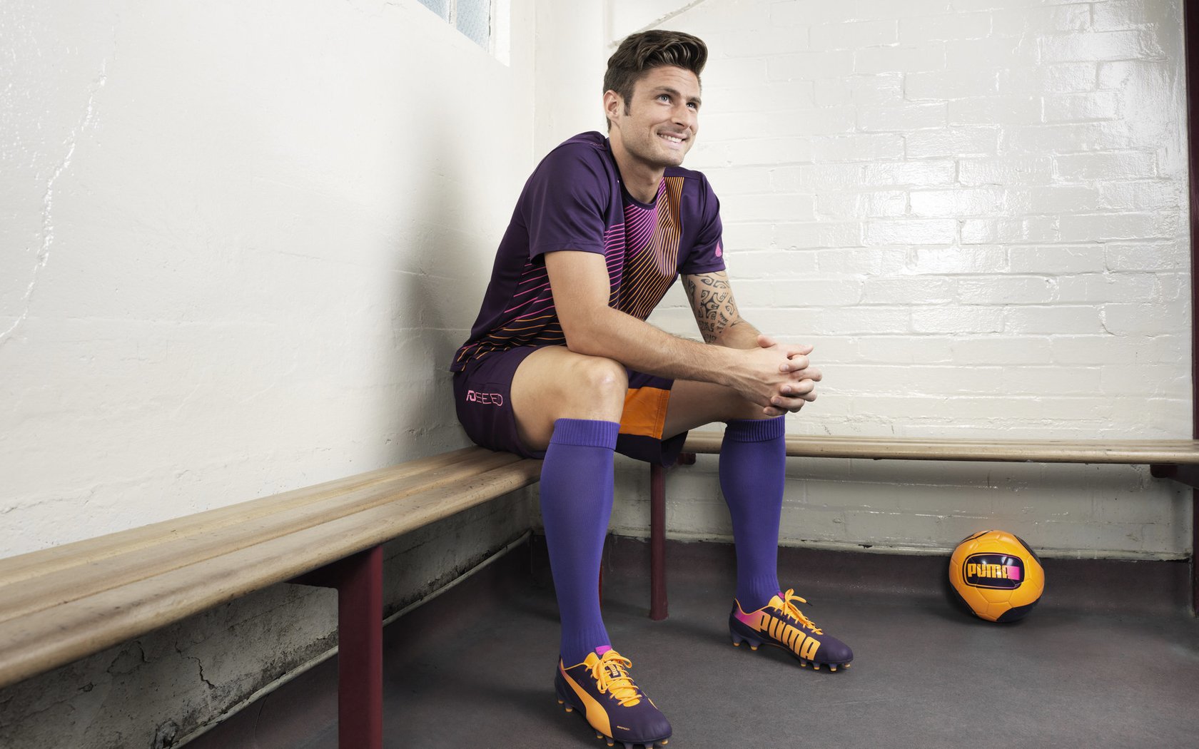 青训基地开设球员礼仪课程培养综合素质能力，足球青训人才