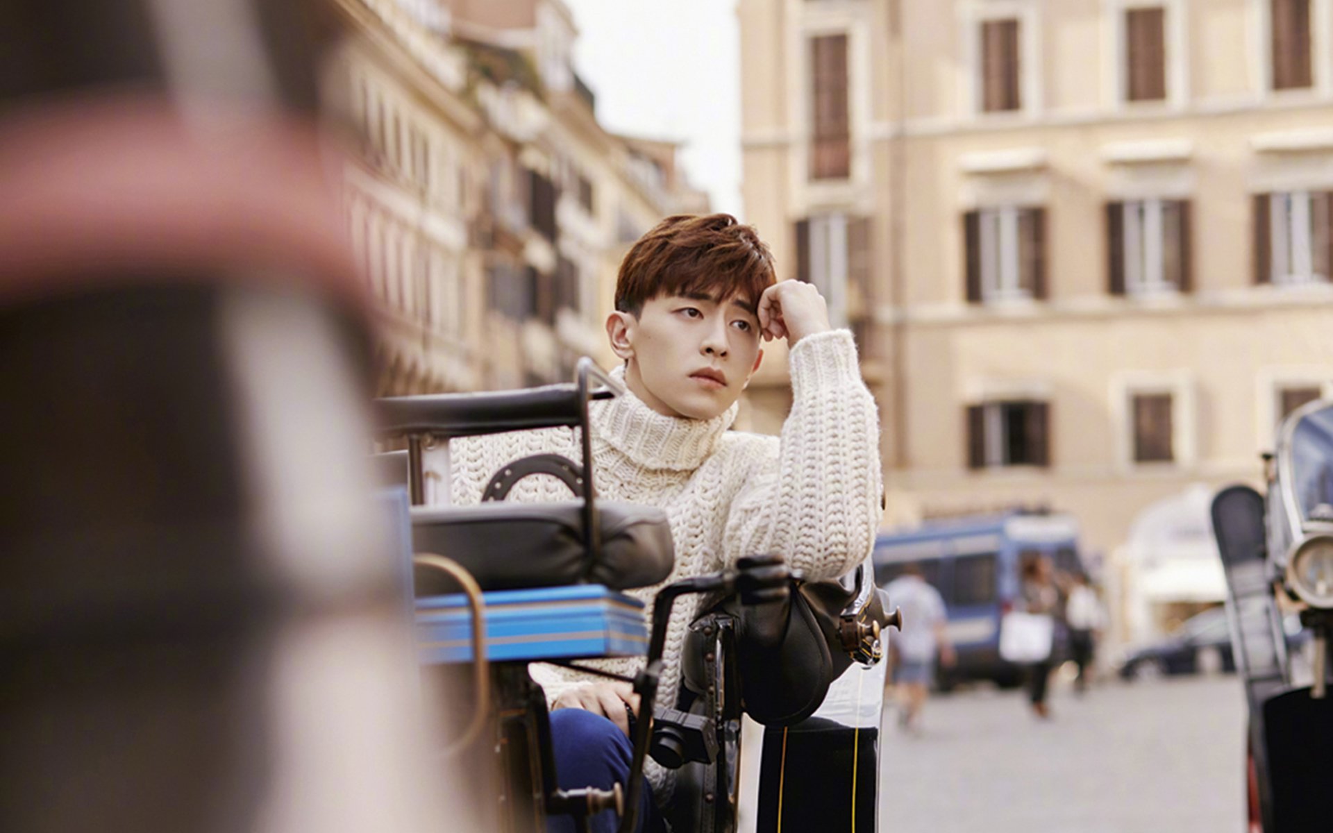 九游游戏中心官网-_花海盛典：在紫色薰衣草田中举行的艺术比赛_，薰衣草花海水彩画